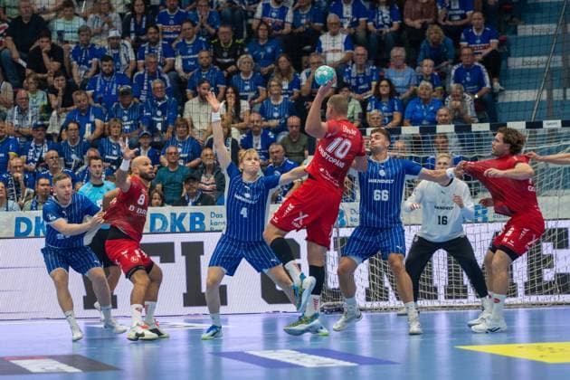 Ellidi Snaer Vidarsson, pivot, VfL Gummersbach 4, Dainis Kriötopans, backcourt, MT Melsungen 10, ätepan Zeman, pivot, VfL Gummersbach 66, VfL Gummersbach vs. MT Melsungen, Opel Handball Bundesliga, Men, Matchday 3, September 5, 2026, Gummersbach, North Rhine-Westphalia, Germany Copyright: xkolbert-press MartinxWdziecznyx