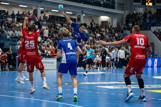 Opel Handball Bundesliga, VfL Gummersbach vs. MT Melsungen, September 5, 2026 Olle Forsell Schefvert (MT Melsungen) 25, Ellidi Vidarsson (VfL Gummersbach) 4, Nikola Roganovic VfL Gummersbach 23, Dainis Kriötopans MT Melsungen 10, Opel Handball Bundesliga, VfL Gummersbach vs. MT Melsungen, September 5, 2026 Copyright: xBEAUTIFULxSPORTS Erlhofx