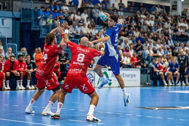 Opel Handball Bundesliga, VfL Gummersbach vs. MT Melsungen, September 5, 2026 Johannes Golla (MT Melsungen) 14, Adrian Sipos (MT Melsungen) 8, Nikola Roganovic VfL Gummersbach 23, Opel Handball Bundesliga, VfL Gummersbach vs. MT Melsungen, September 5, 2026 Copyright: xBEAUTIFULxSPORTS Erlhofx