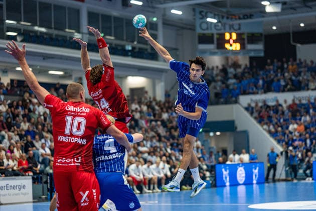 Opel Handball Bundesliga, VfL Gummersbach vs. MT Melsungen, September 5, 2026, Dainis Kriötopans MT Melsungen 10, Ellidi Vidarsson VfL Gummersbach 4, Johannes Golla MT Melsungen 14, Nikola Roganovic VfL Gummersbach 23, Opel Handball Bundesliga, VfL Gummersbach vs. MT Melsungen, September 5, 2026 Copyright: xBEAUTIFULxSPORTS Erlhofx