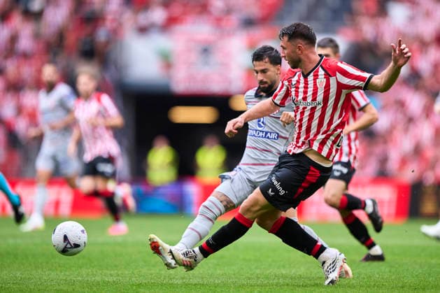 Athletic Club v Atletico de Madrid - LaLiga EA Sports 2026 27 Aymeric Laporte of Athletic Club duels for the ball with Alex Baena of Atletico de Madrid during the LaLiga EA Sports match between Athletic Club and Atletico de Madrid at Estadio San Mames in Bilbao, Spain, on September 5, 2026. Bilbao Spain  Copyright: xCesarxOrtizxGonzalezx originalFilename:ortizgonzalez-athletic260905_npQcP.jpg