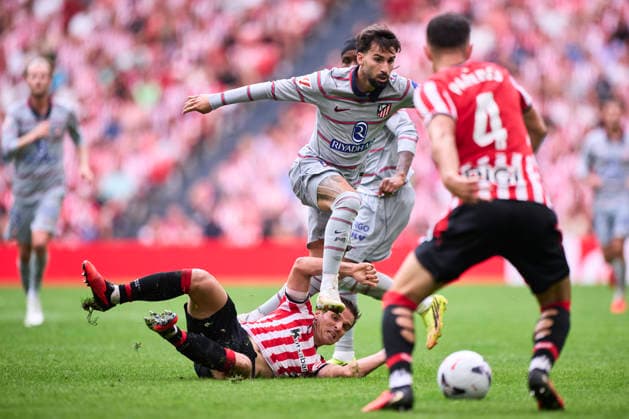 Athletic Club v Atletico de Madrid - LaLiga EA Sports 2026 27 Alex Baena of Atletico de Madrid duels for the ball with Inigo Ruiz de Galarreta of Athletic Club during the LaLiga EA Sports match between Athletic Club and Atletico de Madrid at Estadio San Mames in Bilbao, Spain, on September 5, 2026. Bilbao Spain  Copyright: xCesarxOrtizxGonzalezx originalFilename:ortizgonzalez-athletic260905_npuSA.jpg