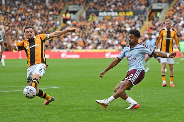 Hull City v Aston Villa, Premier League Aston Villa defender Ian Maatsen (22) and Hull City defender Lewis Coyle (2) during the Premier League match between Hull City and Aston Villa at the MKM Stadium, Kingston upon Hull, UK on 5 September 2026. Kingston upon Hull MKM Stadium East Riding of Yorkshire UK Editorial use only DataCo restrictions apply See www.football-dataco.com , Copyright: xIanxLyallx PSI-24835-0055