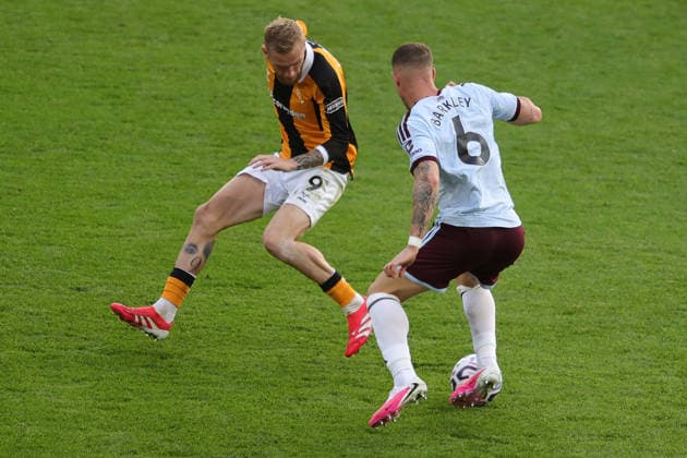 RECORD DATE NOT STATED 5th September 2026; MKM Stadium, Hull, Yorkshire, England; Premier League Football, Hull City versus Aston Villa; Hull Citys Oli McBurnie closes down Aston Villas Ross Barkley DavidxLofthouse