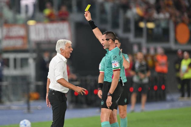 IPA88162652 - Andrea Colombo shows a yellow card to Giampiero Gasperini, head coach of Roma, during the Serie A Enilive soccer match between Roma and Atalanta at the Olimpico Stadium on September 5, 2026, in Rome, Lazio. During the AS Roma vs. Atalanta BC Italian Serie A soccer match in Rome, Italy, on September 5, 2026  Copyright: xRobertoxRamaccia IPAxSportx xx 88162652
