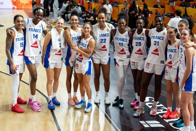 French team celebrates after victory; end of the game; team photo; Gabby Williams (France), 15; Dominique Malonga (France), 14; Marine Johannes (France), 23; Leila Lacan (France), 71; Romane Bernies (France), 47; Marieme Badiane (France), 22, Valeriane Ayayi (France), 11, Migna Toure (France), 28, Aminata Gueye (France), 31, Carla Leite (France), 00, Janelle Salaun (France), 13, Pauline Astier (France), 98, GER, France vs. Korea, Basketball, 2026 FIBA Women’s World Cup, Group Stage, Matchday 2, September 5, 2026, GER, France vs. Korea, Basketball, 2026 FIBA Women’s World Cup, Group Stage, Matchday 2, September 5, 2026, Berlin Copyright: xEibner-Pressefoto MaxxVincenx EP_MVN