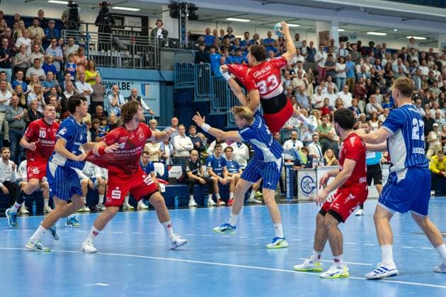 Aaron Mensing, backcourt, MT Melsungen 33, Ellidi Snaer Vidarsson, pivot, VfL Gummersbach 4, VfL Gummersbach vs. MT Melsungen, Opel Handball Bundesliga, Men, Matchday 3, September 5, 2026, Gummersbach, North Rhine-Westphalia, Germany Copyright: xkolbert-press MartinxWdziecznyx