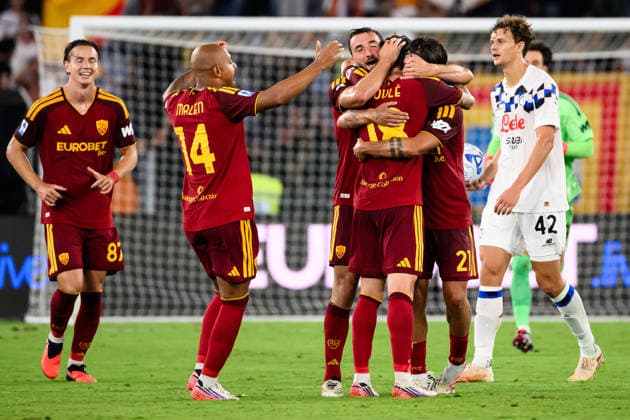 Matias Soule of AS Roma celebrates with Donyell Malen, Bryan Cristante, Paulo Dybala and team mates at the end of the Serie A football match between AS Roma and Atalanta BC at Stadio Olimpico in Rome (Italy), September 5, 2026. AndreaxStaccioli