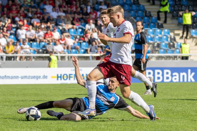 Regionalliga Southwest: FSV Frankfurt vs. Kickers Offenbach, September 5, 2026. Corvin Bock (FSV Frankfurt) 30 slides in to clear the ball away from Maximilian Schmid (Kickers Offenbach) 9. FSV Frankfurt vs. Kickers Offenbach, Frankfurt, BBBank Arena, September 5, 2026 Copyright: xBEAUTIFULxSPORTS Gawlikx