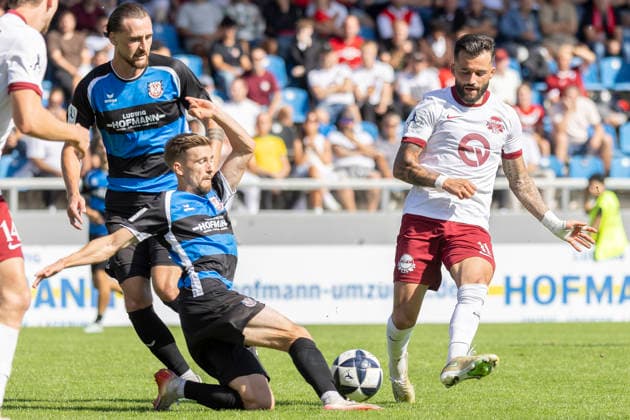 Regionalliga Southwest: FSV Frankfurt vs. Kickers Offenbach, September 5, 2026. Keanu Staude of Kickers Offenbach (No. 11) tries to play the ball, but Corvin Bock of FSV Frankfurt (No. 30) slides in to tackle him, FSV Frankfurt vs. Kickers Offenbach, Frankfurt, BBBank Arena, September 5, 2026 Copyright: xBEAUTIFULxSPORTS Gawlikx