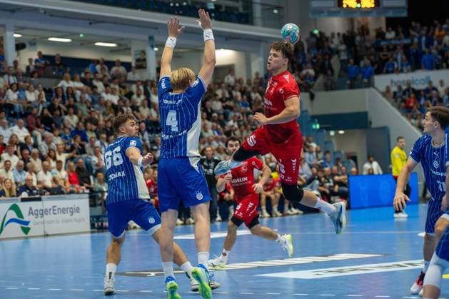 Ellidi Snaer Vidarsson, pivot, VfL Gummersbach 4, Aaron Mensing, backcourt player, MT Melsungen 33, VfL Gummersbach vs. MT Melsungen, Opel Handball Bundesliga, Men, Matchday 3, September 5, 2026, Gummersbach, North Rhine-Westphalia, Germany Copyright: xkolbert-press MartinxWdziecznyx