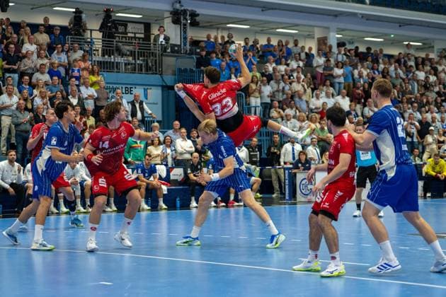 Aaron Mensing, backcourt player, MT Melsungen 33, Ellidi Snaer Vidarsson, pivot, VfL Gummersbach 4, VfL Gummersbach vs. MT Melsungen, Opel Handball Bundesliga, Men’s Division, Matchday 3, September 5, 2026, Gummersbach, North Rhine-Westphalia, Germany Copyright: xkolbert-press MartinxWdziecznyx