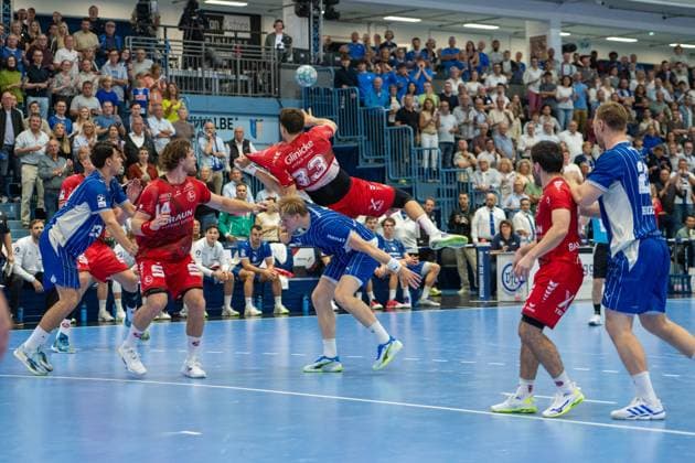 Aaron Mensing, backcourt player, MT Melsungen 33, Ellidi Snaer Vidarsson, pivot, VfL Gummersbach 4, VfL Gummersbach vs. MT Melsungen, Opel Handball Bundesliga, Men’s Division, Matchday 3, September 5, 2026, Gummersbach, North Rhine-Westphalia, Germany Copyright: xkolbert-press MartinxWdziecznyx