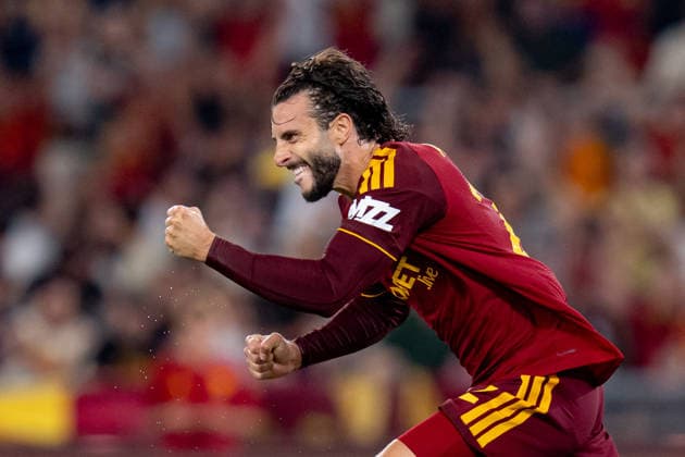 AS Roma v Atalanta BC - Serie A Enilive Mario Hermoso of AS Roma celebrates after scoring first goal during the Serie A Enilive match between AS Roma and Atalanta BC at Olympic Stadium on September 5, 2026 in Rome, Italy Rome Olympic Stadium Lazio Italy Copyright: xGiuseppexMaffiax 20260905_223347_SerieA_Roma-Atalanta_LIA04521