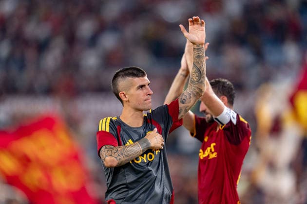 AS Roma v Atalanta BC - Serie A Enilive Gianluca Mancini of AS Roma greets the fans during the Serie A Enilive match between AS Roma and Atalanta BC at Olympic Stadium on September 5, 2026 in Rome, Italy Rome Olympic Stadium Lazio Italy Copyright: xGiuseppexMaffiax 20260905_224344_SerieA_Roma-Atalanta_LIA06668