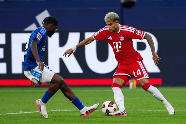 GELSENKIRCHEN - Junior Dina Ebimbe of Schalke 04 battles for possession with Luis Diaz of FC Bayern Munich during the Bundesliga match between FC Schalke 04 and FC Bayern Munich at the Veltins-Arena on 5 September 2026 in Gelsenkirchen, Germany. MARCEL TER BALS ANP Bundesliga 2026 27 xVIxANPxSportx xMarcelxterxBalsxIVx 567296118 originalFilename: 567296118.jpg