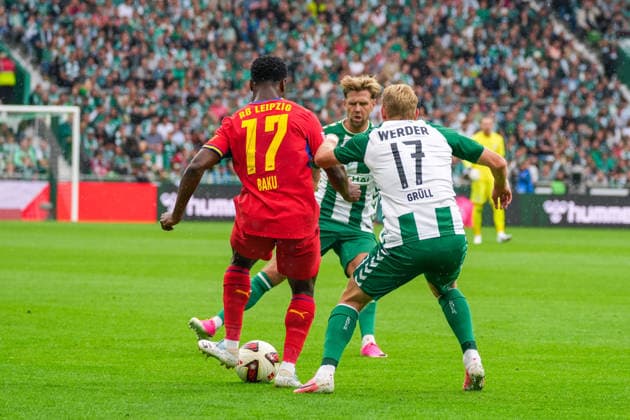 Ridle Baku (RB Leipzig, 17) im Zweikampf mit Marco Grüll (Werder Bremen, 17) und Niklas Füllkrug (Werder Bremen, 10), Deutschland: Fussball, Bundesliga, Saison 2026 27, 2. Spieltag, 05.09.2026, Werder Bremen vs RB Leipzig, Weserstadion (Bremen) *** Ridle Baku (RB Leipzig, 17) in a tackle with Marco Grüll (Werder Bremen, 17) and Niklas Füllkrug (Werder Bremen, 10), German soccer, Bundesliga, 2026–27 season, Matchday 2, September 5, 2026, Werder Bremen vs. RB Leipzig, Weserstadion, Bremen Copyright: xLeonxFrickx