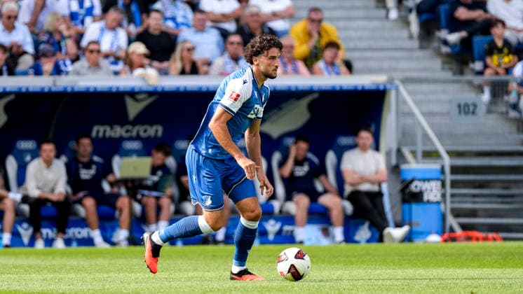 Leon Avdullahu (Hoffenheim, 7), am Ball, Freisteller, Ganzkörper, Einzelbild, Einzelfoto, Aktion, Action, 05.09.2026, Sinsheim (Deutschland), Fussball, Bundesliga, TSG 1899 Hoffenheim - Borussia Dortmund, DFB DFL REGULATIONS PROHIBIT ANY USE OF PHOTOGRAPHS AS IMAGE SEQUENCES AND OR QUASI-VIDEO. *** Leon Avdullahu Hoffenheim, 7, with the ball, cutout, full body, single frame, single photo, action, 05 09 2026, Sinsheim, Germany, soccer, Bundesliga, TSG 1899 Hoffenheim vs. Borussia Dortmund, DFB and DFL regulations prohibit any use of photographs as image sequences and or quasi-video xozx