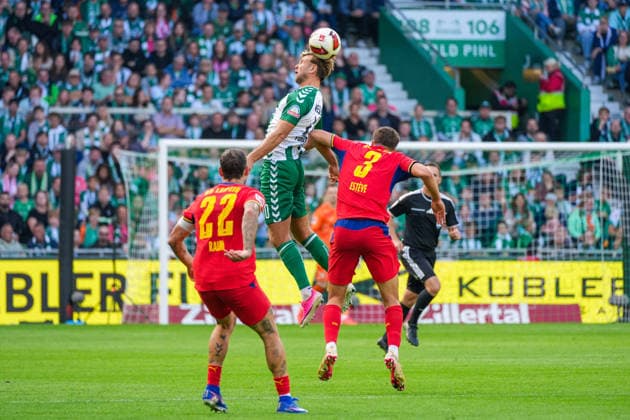 Niklas Füllkrug (Werder Bremen, 10), Maxime Esteve, Maxime Esteve (RB Leipzig, 3), Zweikampf, Kopfball, Deutschland: Fussball, Bundesliga, Saison 2026 27, 2. Spieltag, 05.09.2026, Werder Bremen vs RB Leipzig, Weserstadion (Bremen) *** Niklas Füllkrug, Werder Bremen, 10, Maxime Esteve, Maxime Esteve, RB Leipzig, 3, tackle, header, German soccer, Bundesliga, 2026–27 season, Matchday 2, September 5, 2026, Werder Bremen vs. RB Leipzig, Weserstadion, Bremen Copyright: xLeonxFrickx