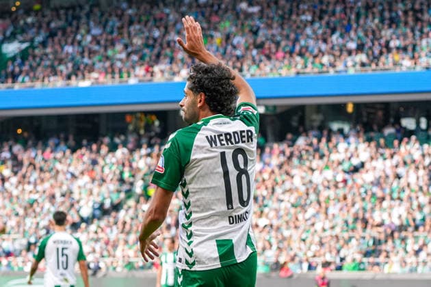 Eren Dinkci, Eren Dinkci (Werder Bremen, 18) winkt zur Trainerbank und humpelt wegen einer scheinbaren Verletzung am Bein, Deutschland: Fussball, Bundesliga, Saison 2026 27, 2. Spieltag, 05.09.2026, Werder Bremen vs RB Leipzig, Weserstadion (Bremen) *** Eren Dinkci, Eren Dinkci of Werder Bremen, 18, waves to the bench and limps due to an apparent leg injury, German soccer, Bundesliga, 2026–27 season, Matchday 2, September 5, 2026, Werder Bremen vs. RB Leipzig, Weserstadion, Bremen Copyright: xLeonxFrickx