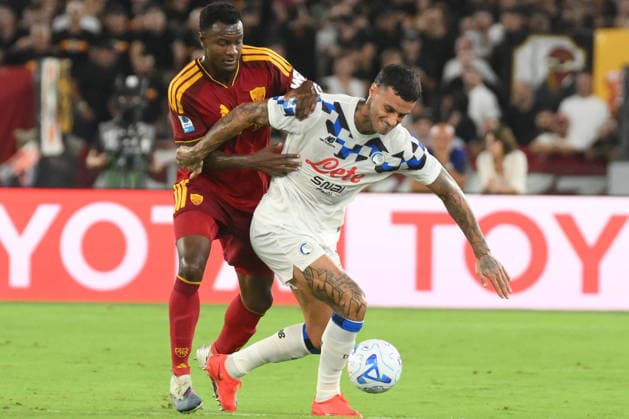 IPA88165763 - Evan Ndicka of AS Roma battles for the ball with Gianluca Scamacca of Atalanta BC during the Serie A Enelive match between AS Roma and Atalanta BC at the Olimpico Stadium  Copyright: xAgostinoxGemito IPAxSportx xx 88165763