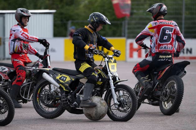 1.Bundesliga Nord Motoball Saison 2026 Playoff Viertelfinale 1.MBC 70 90 Halle vs.MSC Ubstadt-Weiher 1 Halle, Deutschland 05.September 2026: Im Bild:v.li.Benjamin Walther (Halle), Roman Bethke (Ubstadt) und Tim Mueller (Halle) Halle Neustadt Motoball Stadion Halle Neustadt Sachsen-Anhalt Deutschland *** 2026 Bundesliga North Motoball Season, Playoff Quarterfinals: 1 MBC 70–90 Halle vs. MSC Ubstadt Weiher 1, Halle, Germany, September 5, 2026. Pictured, from left: Benjamin Walther (Halle), Roman Bethke (Ubstadt), and Tim Mueller (Halle). Halle-Neustadt Motoball Stadium, Halle-Neustadt, Saxony-Anhalt, Germany