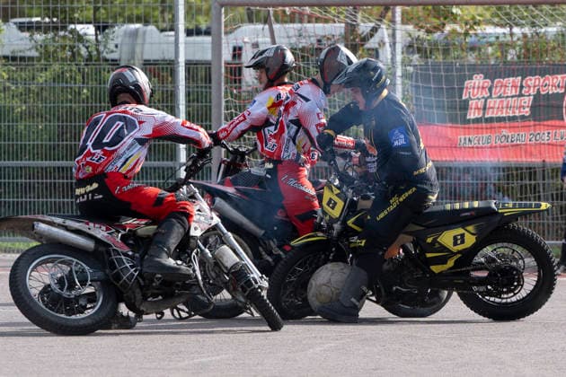 1.Bundesliga Nord Motoball Saison 2026 Playoff Viertelfinale 1.MBC 70 90 Halle vs.MSC Ubstadt-Weiher 1 Halle, Deutschland 05.September 2026: Im Bild:v.li.Enroco Wochatz (Halle) und Colin Gebel (Ubstadt) Halle Neustadt Motoball Stadion Halle Neustadt Sachsen-Anhalt Deutschland *** 1 Bundesliga North Motoball 2026 Season Playoff Quarterfinal 1: MBC 70 90 Halle vs. MSC Ubstadt Weiher 1 Halle, Germany September 5, 2026 Pictured, from left: Enroco Wochatz (Halle) and Colin Gebel (Ubstadt) at the Halle Neustadt Motoball Stadium in Halle Neustadt, Saxony-Anhalt, Germany