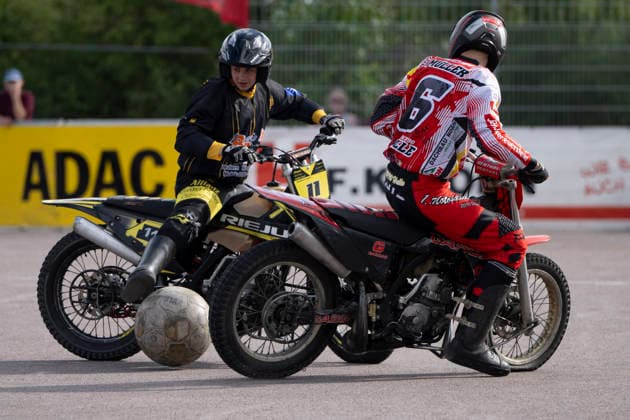 1.Bundesliga Nord Motoball Saison 2026 Playoff Viertelfinale 1.MBC 70 90 Halle vs.MSC Ubstadt-Weiher 1 Halle, Deutschland 05.September 2026: Im Bild:v. li. im Zweikampf Roman Bethke (Ubstadt) und Tim Mueller (Halle) Halle Neustadt Motoball Stadion Halle Neustadt Sachsen-Anhalt Deutschland *** 1 Bundesliga North Motoball 2026 Season Playoff Quarterfinals 1: MBC 70–90 Halle vs. MSC Ubstadt Weiher 1 Halle, Germany September 5, 2026 Pictured from left: Roman Bethke (Ubstadt) and Tim Mueller (Halle) in a tackle at the Halle-Neustadt Motoball Stadium in Halle-Neustadt, Saxony-Anhalt, Germany