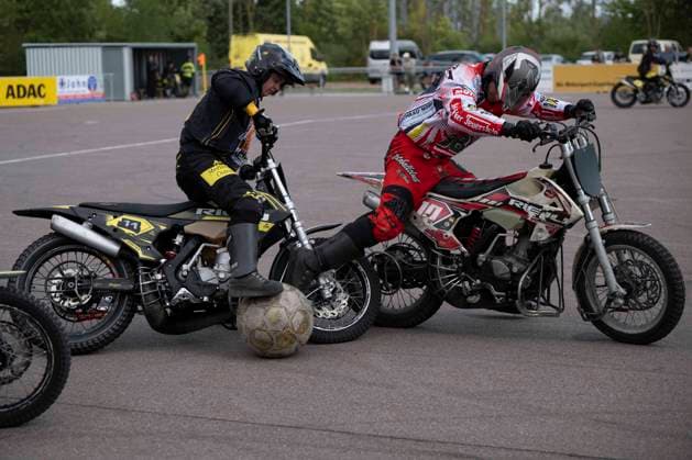 1.Bundesliga Nord Motoball Saison 2026 Playoff Viertelfinale 1.MBC 70 90 Halle vs.MSC Ubstadt-Weiher 1 Halle, Deutschland 05.September 2026: Im Bild:v. li. im Zweikampf Roman Bethke (Ubstadt) und Enroco Wochatz (Halle) Halle Neustadt Motoball Stadion Halle Neustadt Sachsen-Anhalt Deutschland *** 1 Bundesliga North Motoball 2026 Season Playoff Quarterfinals 1: MBC 70–90 Halle vs. MSC Ubstadt Weiher 1 Halle, Germany September 5, 2026 Pictured from left: Roman Bethke (Ubstadt) and Enroco Wochatz (Halle) in a tackle. Halle-Neustadt Motoball Stadium, Halle-Neustadt, Saxony-Anhalt, Germany