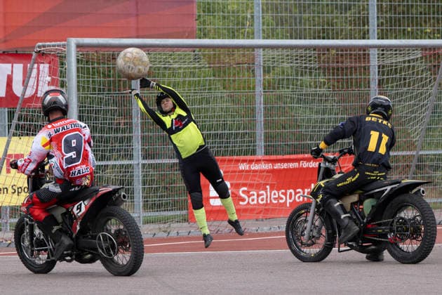 1.Bundesliga Nord Motoball Saison 2026 Playoff Viertelfinale 1.MBC 70 90 Halle vs.MSC Ubstadt-Weiher 1 Halle, Deutschland 05.September 2026: Im Bild:v.li.Benjamin Walther (Halle), Torhueter Pascal Adam (Ubstadt) und Roman Bethke (Ubstadt) Halle Neustadt Motoball Stadion Halle Neustadt Sachsen-Anhalt Deutschland *** 1 Bundesliga North Motoball 2026 Season Playoff Quarterfinals 1: MBC 70–90 Halle vs. MSC Ubstadt Weiher 1 Halle, Germany September 5, 2026 Pictured from left: Benjamin Walther (Halle), goalkeeper Pascal Adam (Ubstadt), and Roman Bethke (Ubstadt) at the Halle-Neustadt Motoball Stadium in Halle-Neustadt, Saxony-Anhalt, Germany