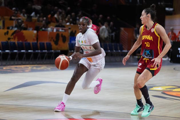 Spain Vs Mali in Berlin, Germany - 05 Sep 2026 Maimouna Haidara of Mali (L) and Maria Conde (R) of Spain seen in action during the 2026 FIBA Women s World Cup between Mali and Spain at Max-Schmeling-Halle. Final score; Mali 82:73 Spain. Berlin Germany Copyright: xNicholasxMullerx xSOPAxImagesx FIBAWCQUALSPMALI