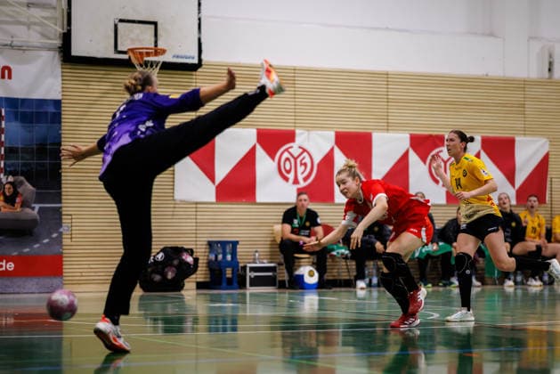 2. Handball Bundesliga Frauen: 1. FSV Mainz 05 - HC Roedertal, Mainz, 05.09.2026 Alea Mattig (1. FSV Mainz 05, 2) im Wurf gegen Larissa Schutrups (HC Roedertal, 1) Partie vom 2. Spieltag der ALSCO Handball 2. Bundesliga Frauen zwischen 1. FSV Mainz 05 und HC Rödertal in Mainz am 05.09.2026 *** Women s Handball Bundesliga 2: 1 FSV Mainz 05 vs. HC Rödertal, Mainz, September 5, 2026. Alea Mattig (1 FSV Mainz 05) takes a shot against Larissa Schutrup s HC Rödertal, 1 match from Matchday 2 of the ALSCO Women’s Handball 2nd Bundesliga between 1 FSV Mainz 05 and HC Rödertal in Mainz on September 5, 2026 Copyright: xBEAUTIFULxSPORTS Hahnex