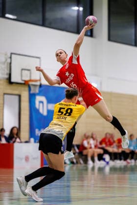 2. Handball Bundesliga Frauen: 1. FSV Mainz 05 - HC Roedertal, Mainz, 05.09.2026 Helena Rhein (1. FSV Mainz 05, 55) im Wurf gegen Lilli Matilda Holste (HC Roedertal, 58) Partie vom 2. Spieltag der ALSCO Handball 2. Bundesliga Frauen zwischen 1. FSV Mainz 05 und HC Rödertal in Mainz am 05.09.2026 *** Women s Handball Bundesliga 2: 1 FSV Mainz 05 vs. HC Roedertal, Mainz, September 5, 2026; Helena Rhein (1 FSV Mainz 05) takes a shot against Lilli Matilda Holste (HC Roedertal), 58 Match from Matchday 2 of the ALSCO Women’s Handball 2nd Bundesliga between 1 FSV Mainz 05 and HC Rödertal in Mainz on September 5, 2026 Copyright: xBEAUTIFULxSPORTS Hahnex