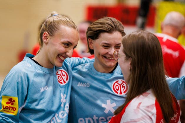 2. Handball Bundesliga Frauen: 1. FSV Mainz 05 - HC Roedertal, Mainz, 05.09.2026 Aurora Kryeziu (1. FSV Mainz 05, 33) lässt sich von ihren Mitspielerinnen feiern Partie vom 2. Spieltag der ALSCO Handball 2. Bundesliga Frauen zwischen 1. FSV Mainz 05 und HC Rödertal in Mainz am 05.09.2026 *** Women s Handball Bundesliga 2: 1 FSV Mainz 05 vs. HC Rödertal, Mainz, September 5, 2026 Aurora Kryeziu of 1 FSV Mainz 05, 33 is celebrated by her teammates. Match from Matchday 2 of the ALSCO Women’s Handball 2nd Bundesliga between 1 FSV Mainz 05 and HC Rödertal in Mainz on September 5, 2026 Copyright: xBEAUTIFULxSPORTS Hahnex