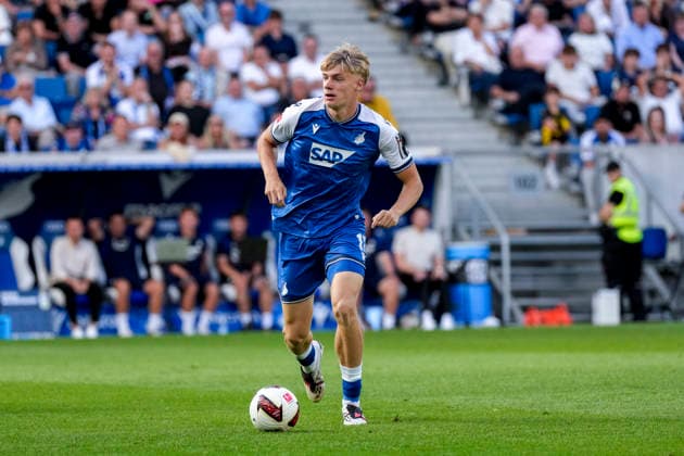 Nathan De Cat (Hoffenheim, 17), am Ball, Freisteller, Ganzkörper, Einzelbild, Einzelfoto, Aktion, Action, 05.09.2026, Sinsheim (Deutschland), Fussball, Bundesliga, TSG 1899 Hoffenheim - Borussia Dortmund, DFB DFL REGULATIONS PROHIBIT ANY USE OF PHOTOGRAPHS AS IMAGE SEQUENCES AND OR QUASI-VIDEO. *** Nathan De Cat Hoffenheim, 17, with the ball, cutout, full-body, single frame, single photo, action, 05 09 2026, Sinsheim, Germany, soccer, Bundesliga, TSG 1899 Hoffenheim vs. Borussia Dortmund, DFB and DFL regulations prohibit any use of photographs as image sequences and or quasi-video xozx