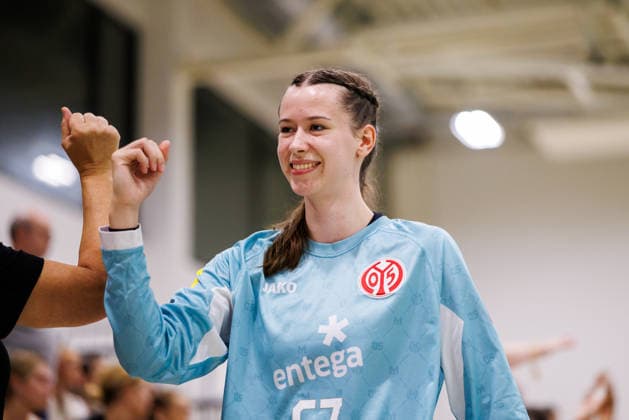 2. Handball Bundesliga Frauen: 1. FSV Mainz 05 - HC Roedertal, Mainz, 05.09.2026 Maja Kuehne (Kühne, 1. FSV Mainz 05, 67) nach dem Heimsieg bei der Siegerrunde bei den Fans Partie vom 2. Spieltag der ALSCO Handball 2. Bundesliga Frauen zwischen 1. FSV Mainz 05 und HC Rödertal in Mainz am 05.09.2026 *** Women s Handball Bundesliga 2: 1 FSV Mainz 05 vs. HC Roedertal, Mainz, September 5, 2026, Maja Kuehne Kühne, 1 FSV Mainz 05, 67 after the home victory in the championship round, celebrated by the fans following the match on Matchday 2 of the ALSCO Women’s Handball 2nd Bundesliga between 1 FSV Mainz 05 and HC Rödertal in Mainz on September 5, 2026 Copyright: xBEAUTIFULxSPORTS Hahnex