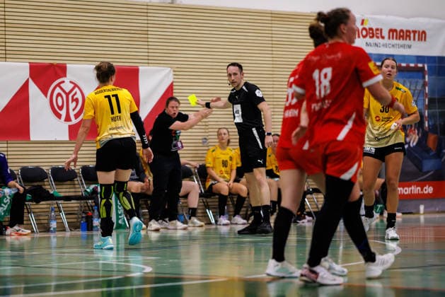 2. Handball Bundesliga Frauen: 1. FSV Mainz 05 - HC Roedertal, Mainz, 05.09.2026 Trainerin Maike Daniels (HC Roedertal) ist außer sich und schreit Ihre Wut raus. Dafür sieht sie vom Schiedsrichter die gelbe Karte Partie vom 2. Spieltag der ALSCO Handball 2. Bundesliga Frauen zwischen 1. FSV Mainz 05 und HC Rödertal in Mainz am 05.09.2026 *** Women s Handball Bundesliga 2: FSV Mainz 05 vs. HC Roedertal, Mainz, September 5, 2026 Coach Maike Daniels of HC Roedertal is beside herself and lets out her anger. For this, she receives a yellow card from the referee. Match from Matchday 2 of the ALSCO Women s Handball 2nd Bundesliga between 1 FSV Mainz 05 and HC Roedertal in Mainz on September 5, 2026 Copyright: xBEAUTIFULxSPORTS Hahnex