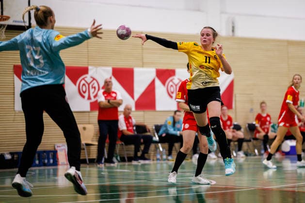 2. Handball Bundesliga Frauen: 1. FSV Mainz 05 - HC Roedertal, Mainz, 05.09.2026 Vanessa Huth (HC Roedertal, 11) im Wurf gegen Aurora Kryeziu (1. FSV Mainz 05, 33) Partie vom 2. Spieltag der ALSCO Handball 2. Bundesliga Frauen zwischen 1. FSV Mainz 05 und HC Rödertal in Mainz am 05.09.2026 *** Women s Handball Bundesliga 2: 1 FSV Mainz 05 vs. HC Rödertal, Mainz, September 5, 2026. Vanessa Huth (HC Rödertal) takes a shot against Aurora Kryeziu (1 FSV Mainz 05), 33 Match from Matchday 2 of the ALSCO Women’s Handball 2nd Bundesliga between 1 FSV Mainz 05 and HC Rödertal in Mainz on September 5, 2026 Copyright: xBEAUTIFULxSPORTS Hahnex