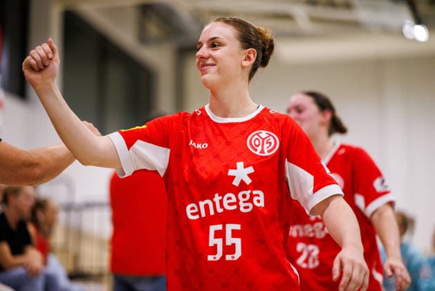 2. Handball Bundesliga Frauen: 1. FSV Mainz 05 - HC Roedertal, Mainz, 05.09.2026 Helena Rhein (1. FSV Mainz 05, 55) nach dem Heimsieg bei der Siegerrunde bei den Fans Partie vom 2. Spieltag der ALSCO Handball 2. Bundesliga Frauen zwischen 1. FSV Mainz 05 und HC Rödertal in Mainz am 05.09.2026 *** Women s Handball Bundesliga 2: 1 FSV Mainz 05 vs. HC Rödertal, Mainz, September 5, 2026; Helena Rhein, 1 FSV Mainz 05, 55 after the home victory in the championship round, celebrated with the fans following the match on Matchday 2 of the ALSCO Women’s Handball 2nd Bundesliga between 1 FSV Mainz 05 and HC Rödertal in Mainz on September 5, 2026 Copyright: xBEAUTIFULxSPORTS Hahnex