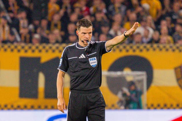 Deutschland: 2.Bundesliga, Saison 2026 2027, 05.09.2026, 4. Spieltag, SG Dynamo Dresden vs VfL Bochum, Rudolf-Harbig-Stadion : Harm Osmers (Schiedsrichter) Geste, Gestik *** Germany 2. Bundesliga, 2026–2027 Season, September 5, 2026, Matchday 4, SG Dynamo Dresden vs. VfL Bochum, Rudolf Harbig Stadium, Harm Osmers, Referee s Gesture, Gestures Copyright: xMichellexLukax