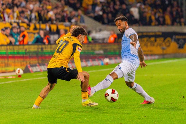 Deutschland: 2.Bundesliga, Saison 2026 2027, 05.09.2026, 4. Spieltag, SG Dynamo Dresden vs VfL Bochum, Rudolf-Harbig-Stadion : Ben Justus Bobzien (SG Dynamo Dresden, 20) im Zweikampf gegen Maximilian Wittek (VfL Bochum, 32) *** Germany 2. Bundesliga, 2026–2027 Season, September 5, 2026, Matchday 4, SG Dynamo Dresden vs. VfL Bochum, Rudolf Harbig Stadium: Ben Justus Bobzien (SG Dynamo Dresden, 20) in a tackle against Maximilian Wittek (VfL Bochum, 32) Copyright: xMichellexLukax