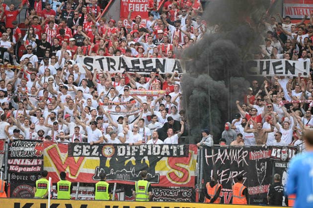 Ultras, Fans, Fanblock, Union Berlin Pyrotechnik, pyro, Rauchbombe, Brandfackel, Leuchtfackel, Demo, Fussball 1. Bundesliga, 2.Spieltag, matchday2, Bayer Leverkusen (LEV) - 1. FC Union Berlin (UB) 4-0 am 18.04.2026 in Leverkusen Deutschland. DFL regulations prohibit any use of photographs as image sequences and or quasi-video Â *** Ultras, fans, fan section, Union Berlin pyrotechnics, pyro, smoke bomb, flare, torch, demonstration, soccer, Bundesliga 1, Matchday 2, matchday2, Bayer Leverkusen LEV 1 FC Union Berlin UB 4–0 on April 18, 2026, in Leverkusen, Germany. DFL regulations prohibit the use of photographs as image sequences and or quasi-video. Â