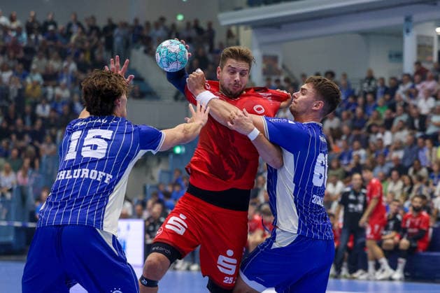 September 5, 2026, xsefx, Handball, 1st HBL, VfL Gummersbach vs. MT Melsungen, 2026–2027 Men’s Season, Schwalbe Arena: Olle Forsell Schefvert (MT Melsungen, No. 25) in a duel against Miro Schluroff (VfL Gummersbach, No. 15) and Stepan Zeman (VfL Gummersbach, No. 66), North Rhine-Westphalia, Germany
