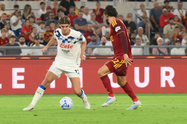 IPA88168184 - Charles De Ketelaere of Atalanta BC in action during the Serie A Enelive match between AS Roma and Atalanta BC at the Olimpico Stadium  Copyright: xAgostinoxGemito IPAxSportx xx 88168184
