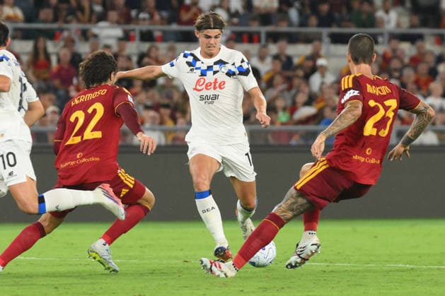 IPA88168199 - Charles De Ketelaere of Atalanta BC in action during the Serie A Enelive match between AS Roma and Atalanta BC at the Olimpico Stadium  Copyright: xAgostinoxGemito IPAxSportx xx 88168199