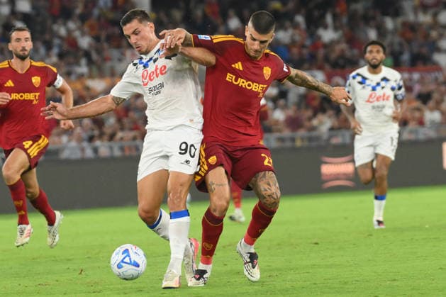 IPA88168227 - Nikola Krstovic of Atalanta BC battles for the ball with Gianluca Mancini during the Serie A Enelive match between AS Roma and Atalanta BC at the Olimpico Stadium  Copyright: xAgostinoxGemito IPAxSportx xx 88168227