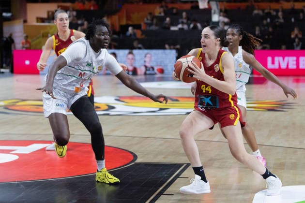 Spain Vs Mali in Berlin, Germany - 05 Sep 2026 Iyana Martin of Spain (R) and Elena Buenavida of Mali (L) seen in action during the 2026 FIBA Women s World Cup between Mali and Spain at Max-Schmeling-Halle. Final score; Mali 82:73 Spain. Berlin Germany Copyright: xNicholasxMullerx xSOPAxImagesx FIBAWCQUALSPMALI(11)
