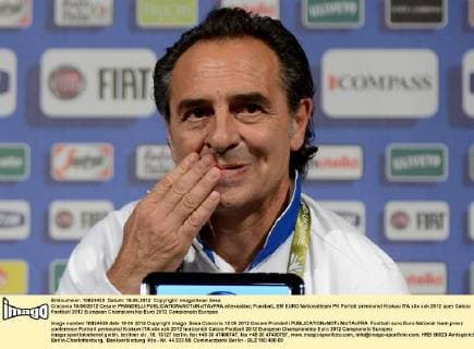 Football, EURO 2012, Italy PK with coach Prandelli