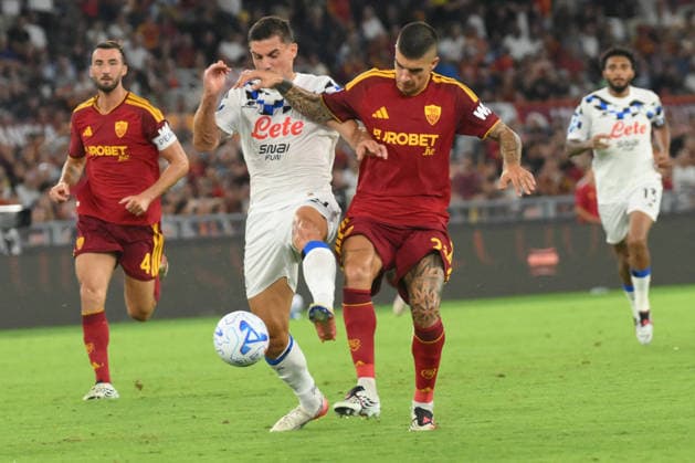 SOCCER - Serie A - AS Roma vs. Atalanta BC Photo by IPA ABACAPRESS.COM88168230 - Nikola Krstovic of Atalanta BC battles for the ball with Gianluca Mancini during the Serie A Enelive match between AS Roma and Atalanta BC at the Olimpico Stadium Rome Italy  Copyright: xIPAxSport ABACAx