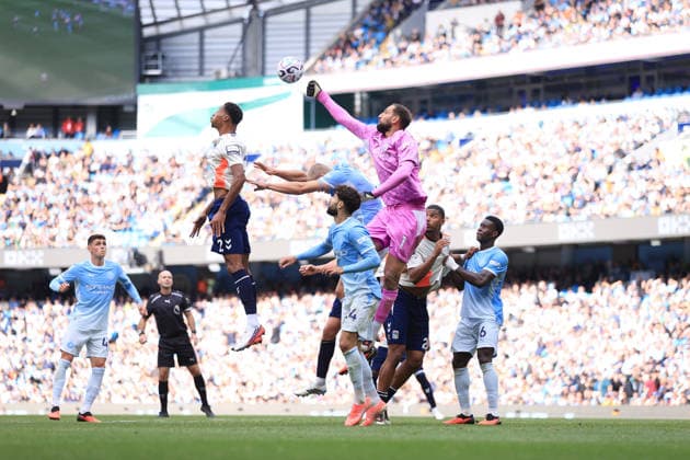 Fußball: Premier League – Manchester City gegen Coventry City, 5. September 2026 Premier League – Manchester City gegen Coventry City: Manchester-City-Torwart Gianluigi Donnarumma faustet den Ball weg. Foto: Simon Stacpoole. Abseits. Manchester, Großbritannien  Copyright: xSimonxStacpoolexOffside